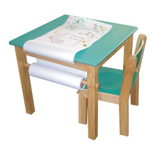 Table carrée en bois avec papier rouleau